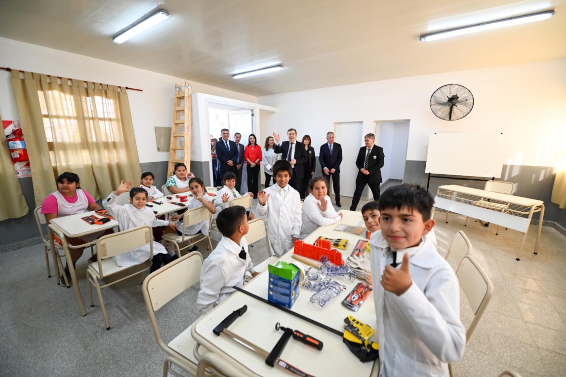 El gobernado Zamora inauguró el renovado edificio de la nueva escuela N° 341 “Onofre Perillo” de La Banda