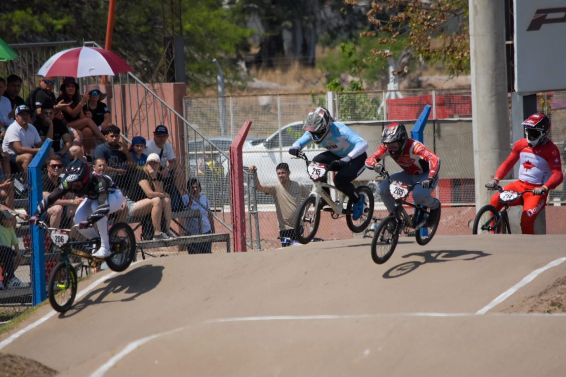 FOTOS: El calor santiagueño no detuvo al público en la apertura de la Copa del Mundo de BMX