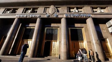 El Gobierno anunció que intervendrá en el mercado cambiario para contener al dólar