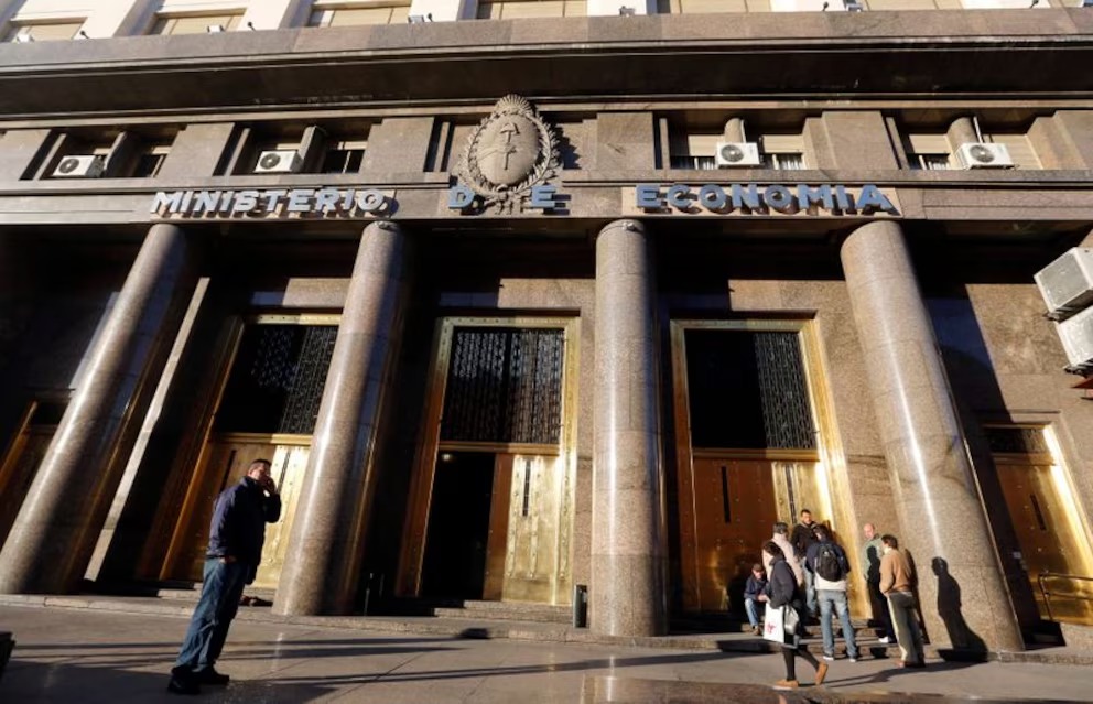 El Gobierno anunció que intervendrá en el mercado cambiario para contener al dólar