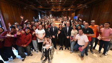 Más de 200 alumnos visitaron Casa de Gobierno y los recibió Zamora y Suárez