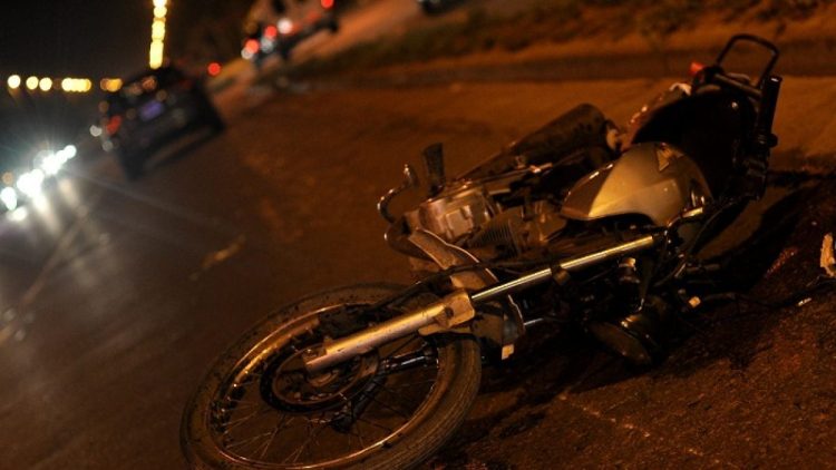 Dos personas resultaron heridas tras un choque entre una moto y un remis