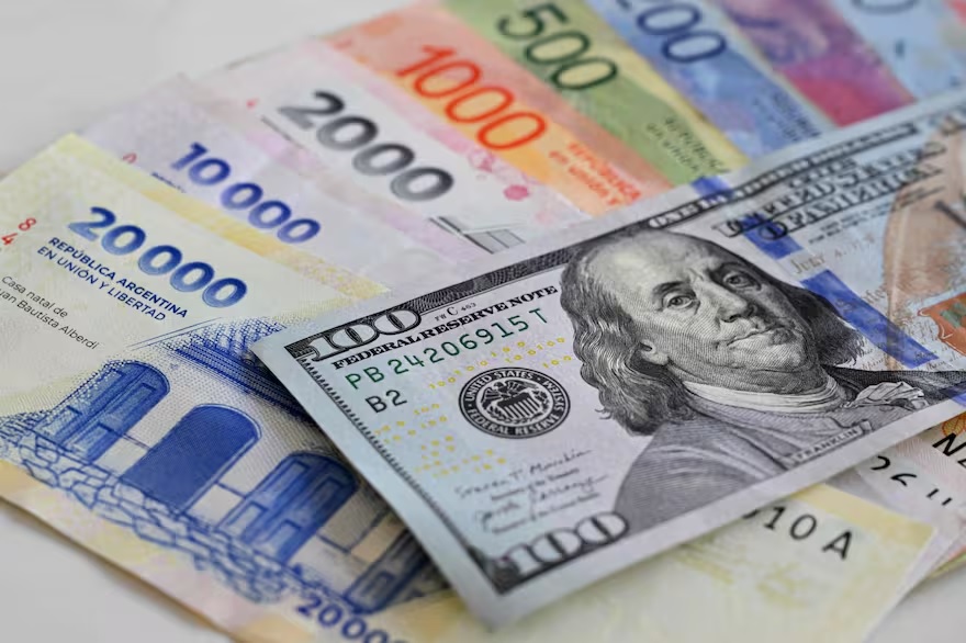 El dólar oficial tocó el nivel más alto en un mes y se disparó el MEP y el CCL