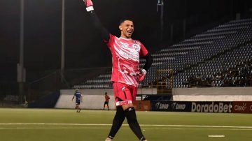 Gabriel Urbina, el arquero nicaragüense que modela en la cancha y es furor en las redes