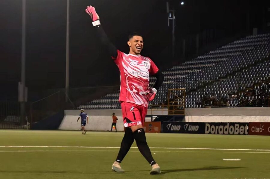 Gabriel Urbina, el arquero nicaragüense que modela en la cancha y es furor en las redes