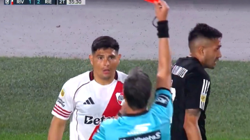 Insólito: Maxi Salas se fue expulsado pero aplaudido por los hinchas de River