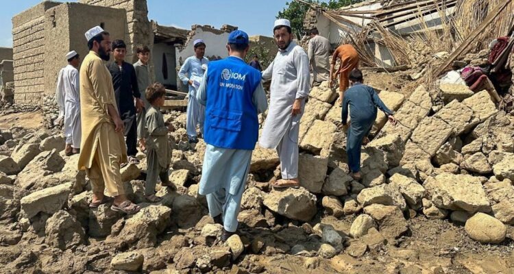 Más de 800 muertos tras un fuerte sismo en Afganistán