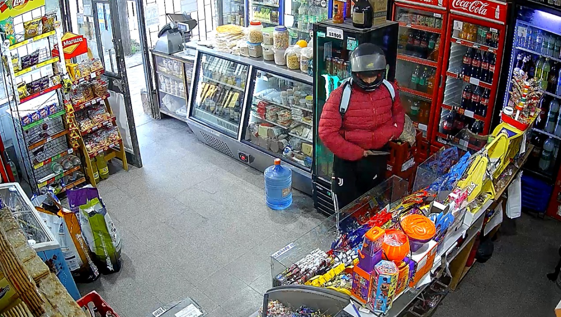 Kiosqueros bandeños en alerta por un delincuente que asalta con un cuchillo: “Ya van 5 en la semana”