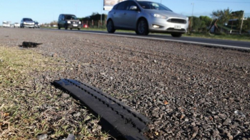 Vuelco en Ruta 92: un auto terminó al costado del camino entre Añatuya y Quimilí