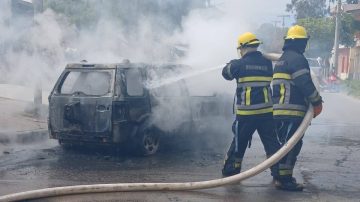 Las Termas: Bomberos Voluntarios sofocaron el incendio de un auto y pidieron evitar agresiones al personal