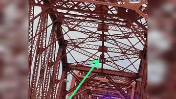 Tras 4 horas de tensión, rescatan al hombre que amenazó con lanzarse al vacío en el puente Carretero
