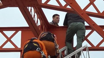 Fotos exclusivas: así fue el amplio operativo de rescate de un hombre en el Puente Carretero