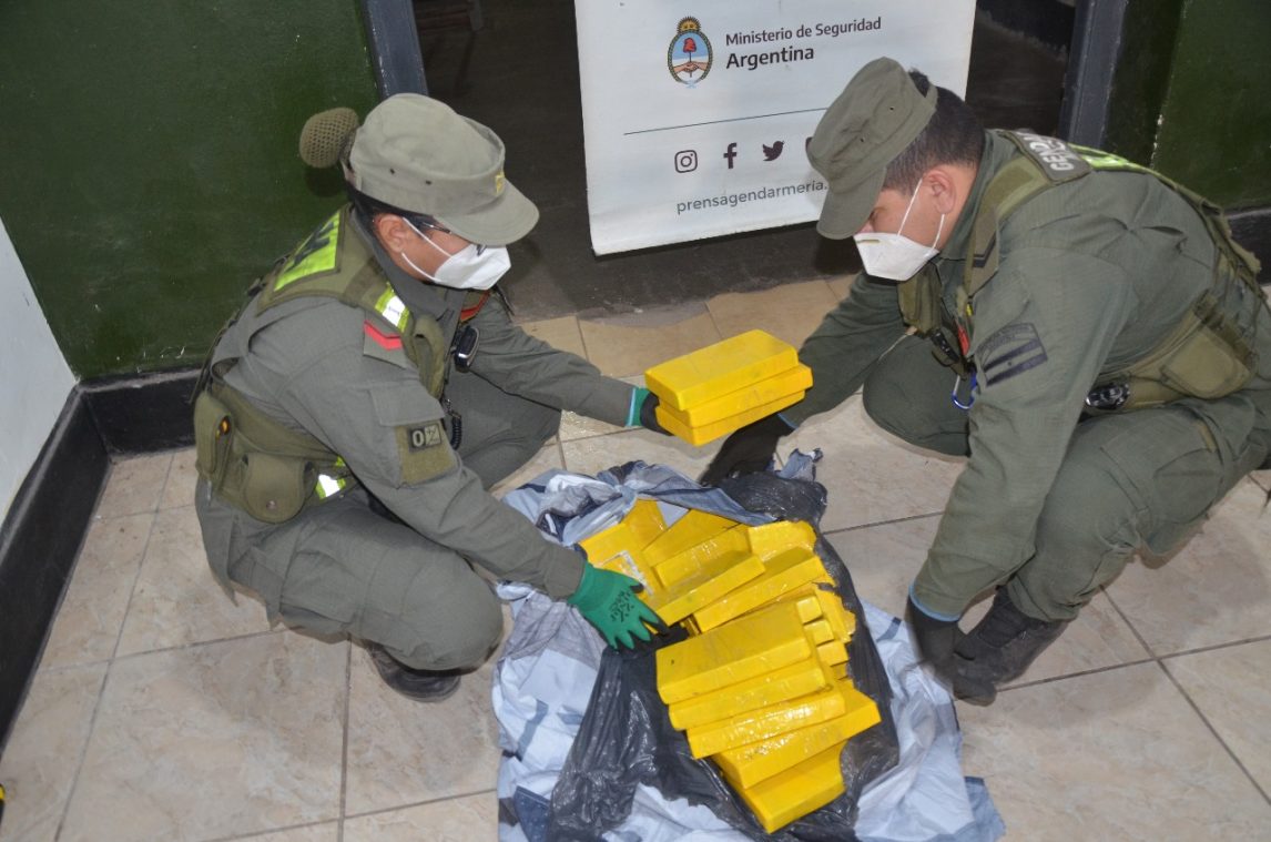 Viajaban en camión con 46 kilos de cocaína ocultos en una caja y envueltos en sábanas