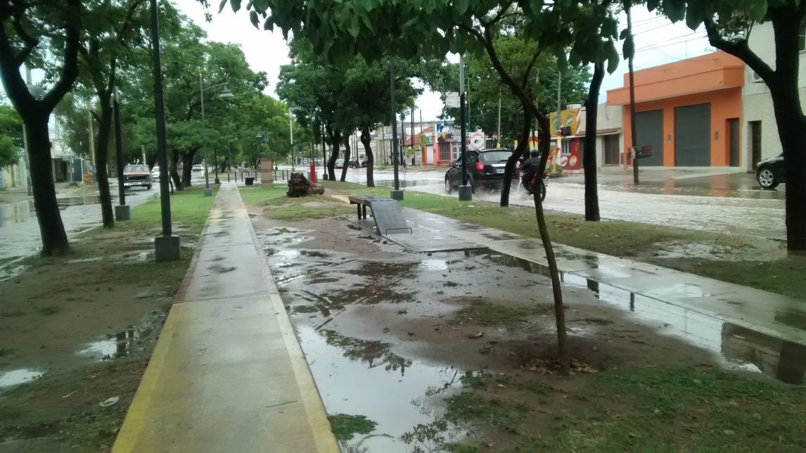 La lluvia no cesa en la mañana de este martes en Santiago del Estero: cómo seguirá el tiempo