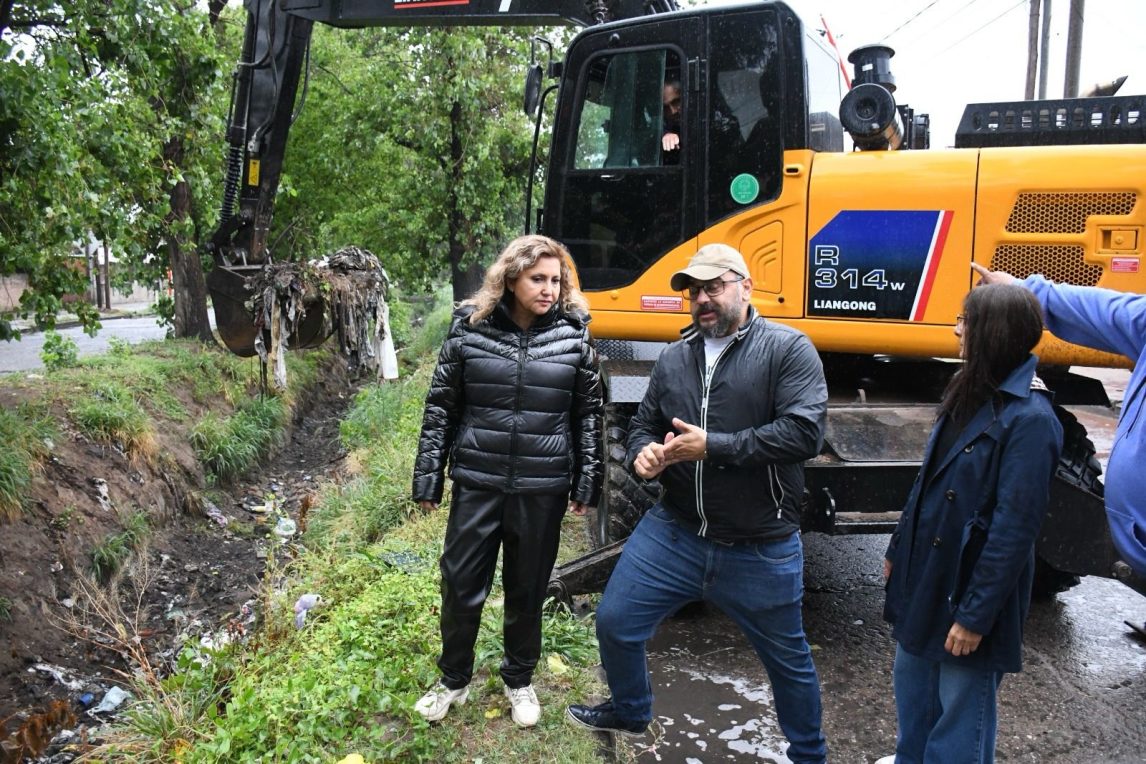 Amplio operativo de mantenimiento y limpieza del desagüe de Avenida Aguirre