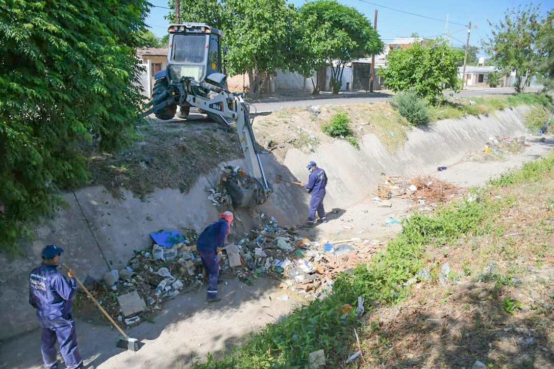 Continúan los trabajos en forma simultánea en la limpieza de cuatro desagües pluviales del sur oeste de la ciudad Capital