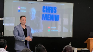 Chris Meniw, habló en exclusiva con Info del Estero: “Estamos entrando en la era sintética: todo será una réplica de lo real”