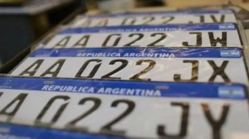 Chapas patentes: El Gobierno dijo que se normalizó la entrega y que los precios serán más bajos