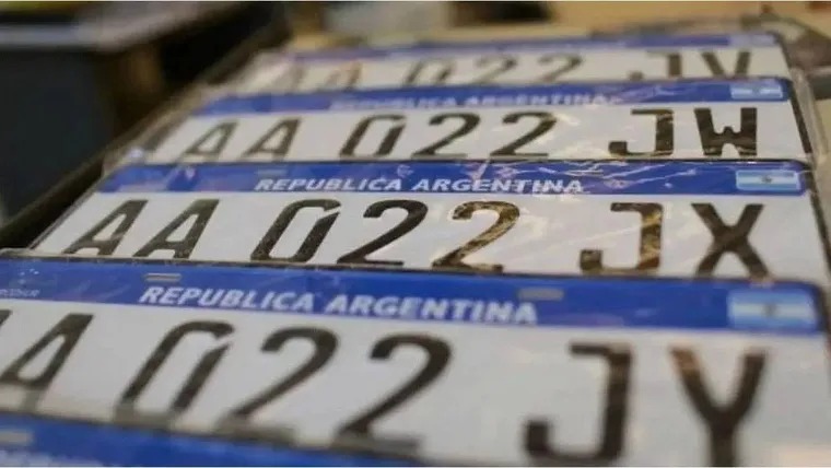 Chapas patentes: El Gobierno dijo que se normalizó la entrega y que los precios serán más bajos