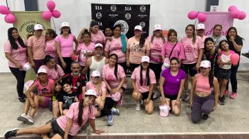 Suncho Corral se tiñe de rosa: emotiva caminata por la lucha contra el cáncer de mama