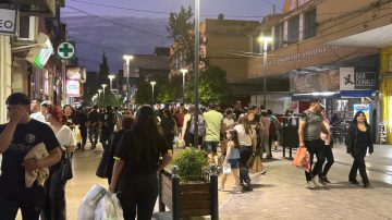 Intenso movimiento en el centro por el Día de la Madre: comercios y bares colmados