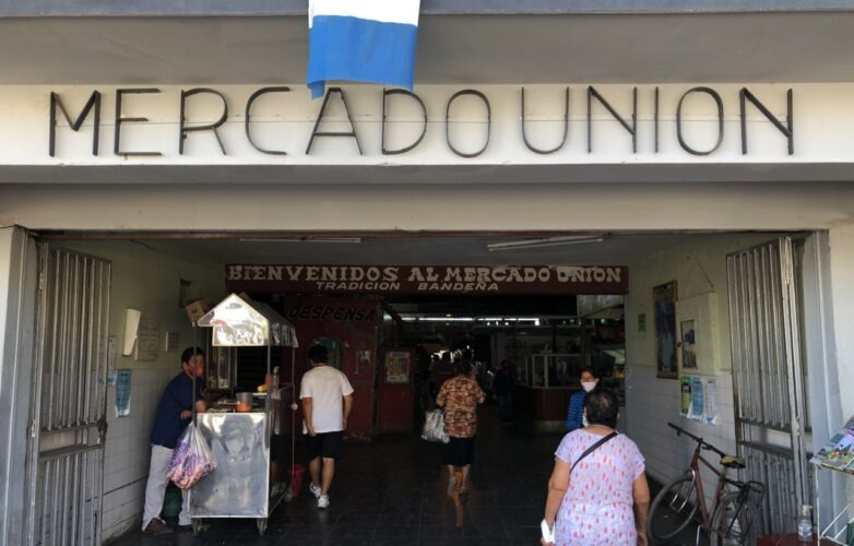 Un sujeto ingresó al Mercado Unión y amenazó con un cuchillo a un joven para robarle