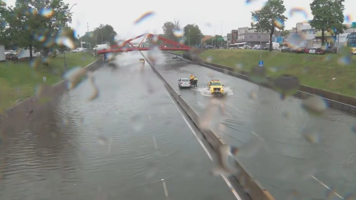 Un hombre murió en medio del temporal en la avenida General Paz