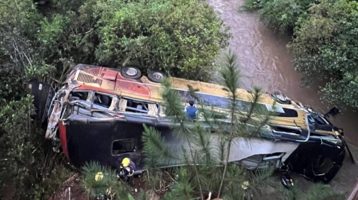 FOTOS: Un micro de larga distancia cayó a un arroyo en Misiones y hay varios muertos