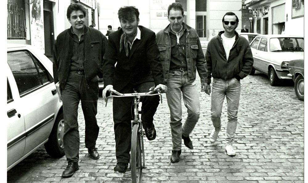 Se cumplieron 25 años de la muerte del rockero español que se enamoró de Santiago e inspiró la película “La estrella azul”