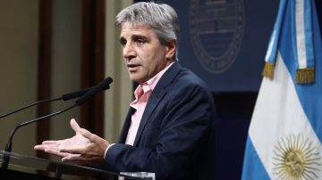 Moody’s mejoró la calificación de la deuda soberana de la Argentina: qué dijo Luis Caputo