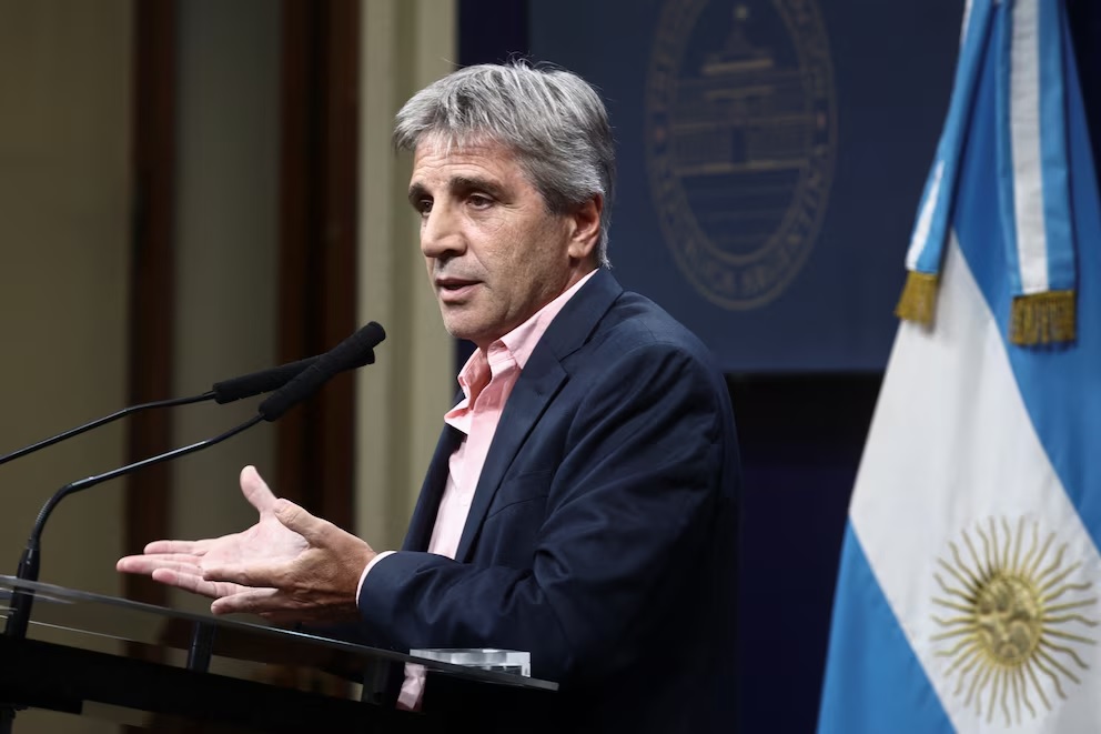 Moody’s mejoró la calificación de la deuda soberana de la Argentina: qué dijo Luis Caputo