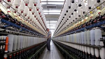 Escala la crisis en Coteminas: trabajadores denuncian jornadas extendidas sin pago extra