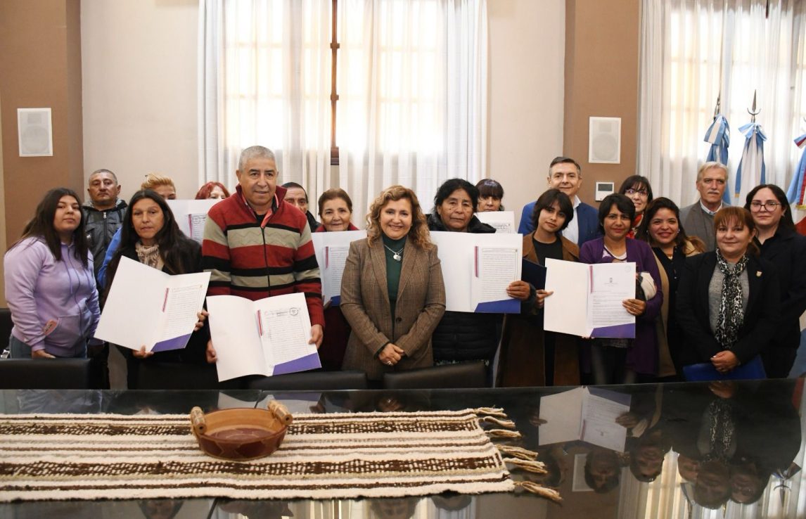 Norma Fuentes entregó escrituras a vecinos para regularizar la situación de sus inmuebles
