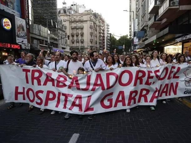 Denuncian a Javier Milei y su gabinete por no aplicar la Ley de Emergencia Pediátrica en el Garrahan