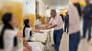 El Intendente de Loreto, Ramón “Toto” González, emitió su voto en una jornada democrática clave