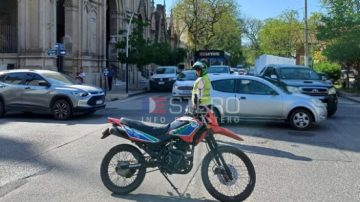 Atención al volante: caos vehicular por trabajos de bacheo en pleno centro de Santiago del Estero