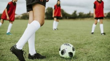 Tremendo susto: una nena que jugaba al fútbol, se desmayó al recibir un pelotazo en la cabeza