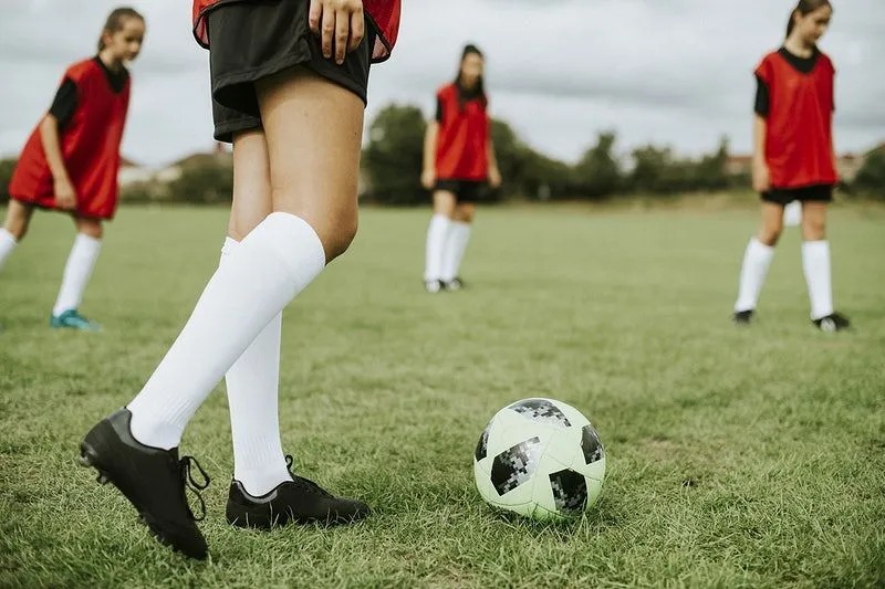 Tremendo susto: una nena que jugaba al fútbol, se desmayó al recibir un pelotazo en la cabeza