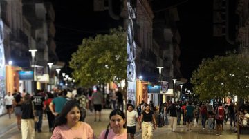 Noches santiagueñas para enamorar: El centro lució a pleno este sábado primaveral