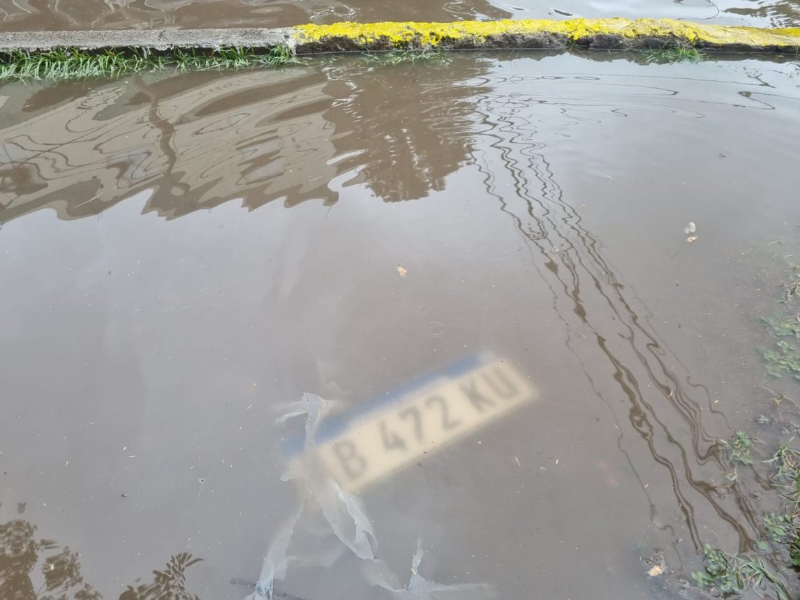 Lo que el agua no se llevó: en medio de las calles anegadas de La Banda emergen las patentes