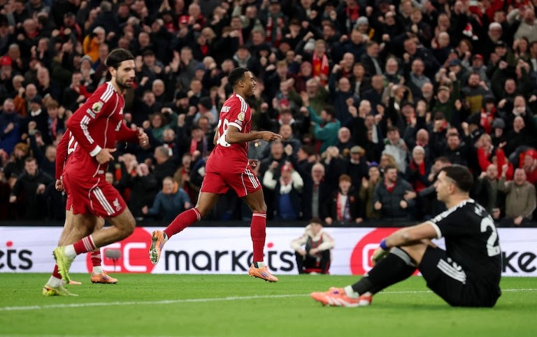 Un error del Dibu Martínez le da aire a Liverpool en la Premier League