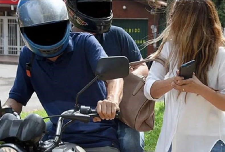 Arrebato en el barrio John Kennedy: le robaron el celular mientras circulaba en moto