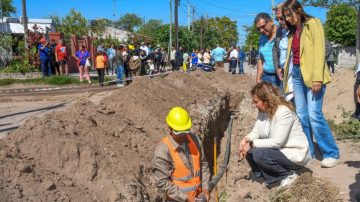 La intendente Fuentes supervisó la obra de extensión de la red de agua potable del barrio Reconquista