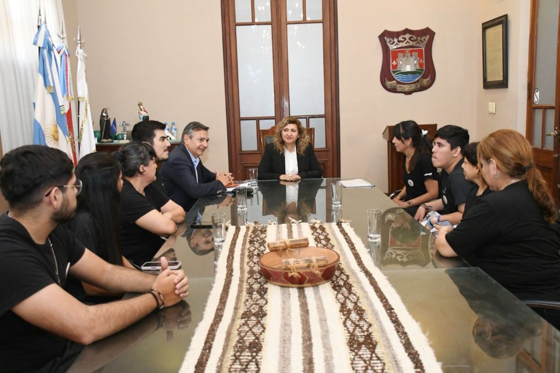 La intendente Norma Fuentes recibió a directivos del coro de señas “La fuerza del corazón”