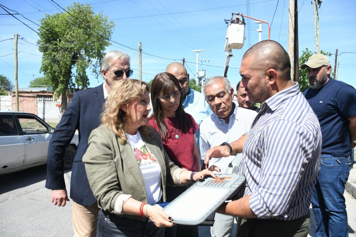 La intendente Norma Fuentes supervisó la obra de iluminación de las calles Islas Malvinas y Pablo VI