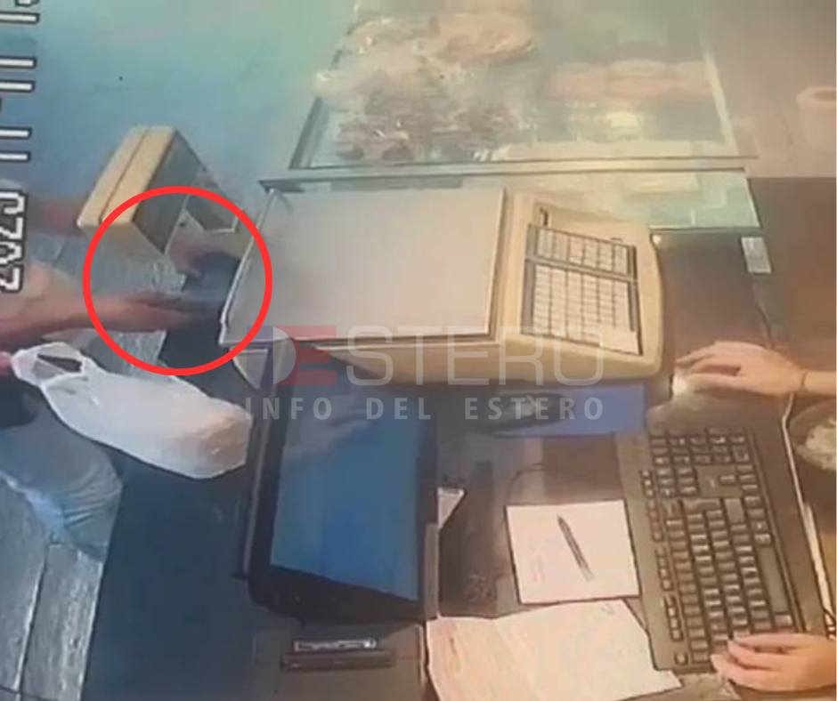 VIDEO | Filman a una mujer que se llevó el celular que otra clienta se olvidó en el mostrador