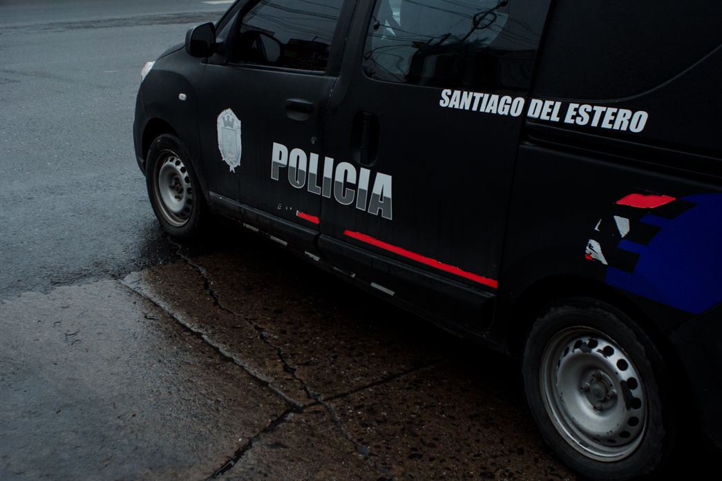 Banda “motorizada” amenazó a domicilio y con arma de fuego a los hijos de una mujer