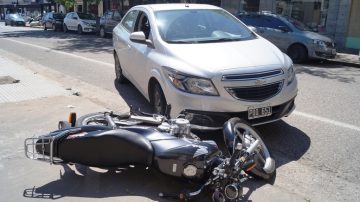 Un motociclista resultó lesionado tras chocar con un auto