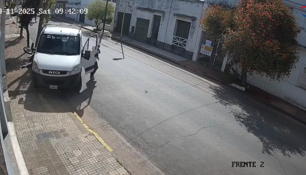 Impactantes imágenes | Murió un motociclista tras ser embestido por un camión y estrellarse contra un árbol