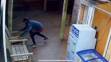 Audaz ladrón bandeño se armó “un living”: En dos días robó tres sillones de un maxikiosco